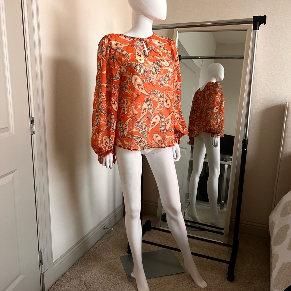 Colorful medium size loose fitting feels more like a large.